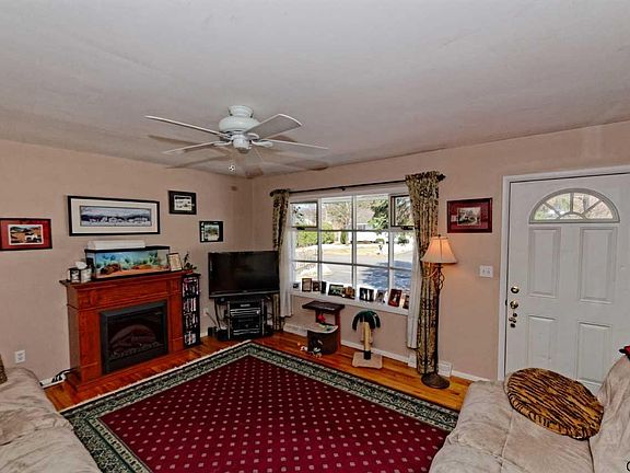 4th image of 39 Margaret Dr