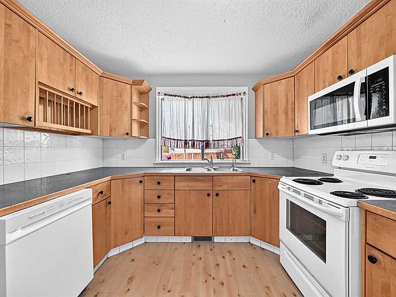 4th image of 1304 E 107th Ave SW