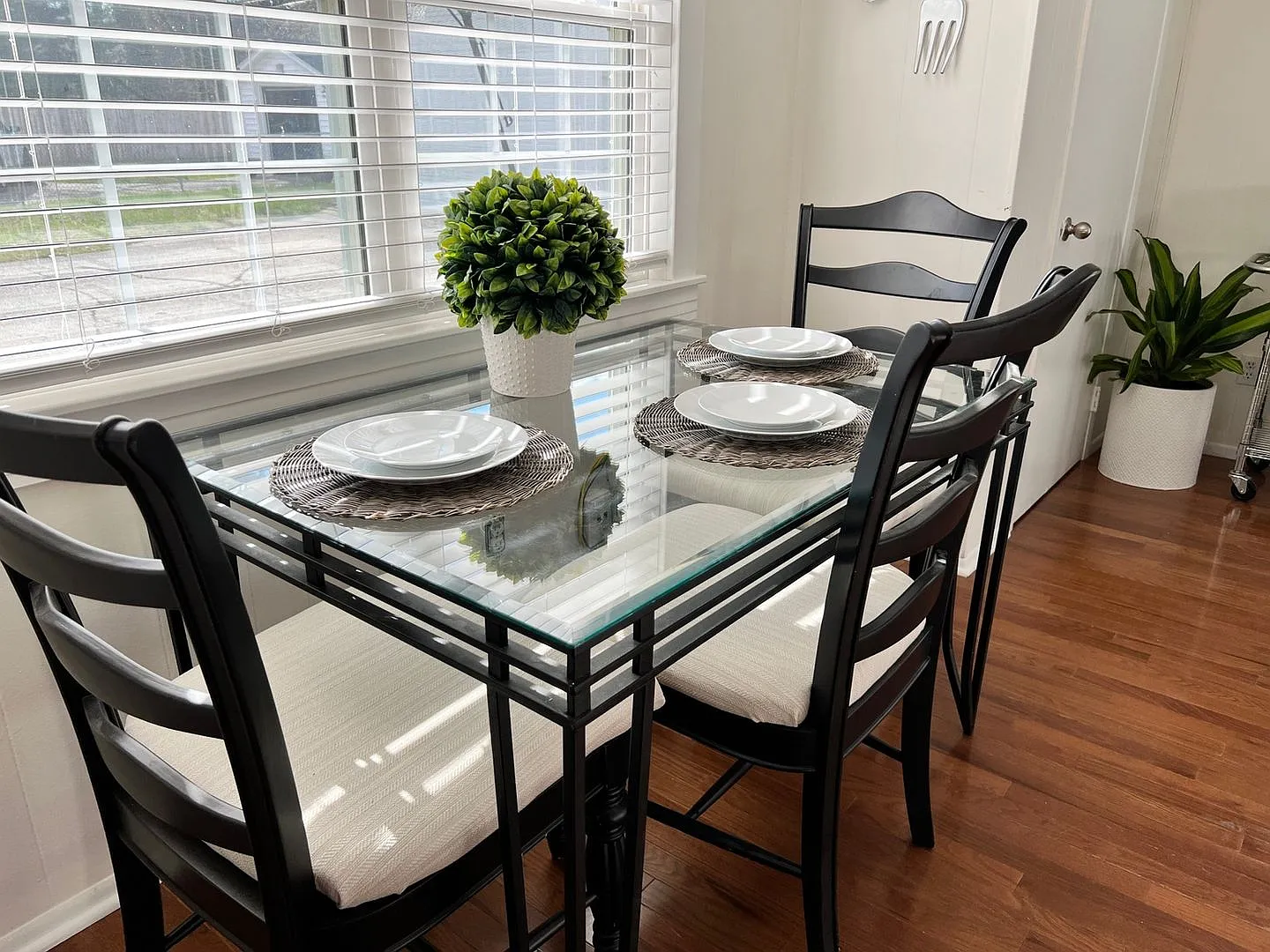 Sparkling Highlands 2 King 1.5 BA close to 264, hospitals, downtown — Photo 2