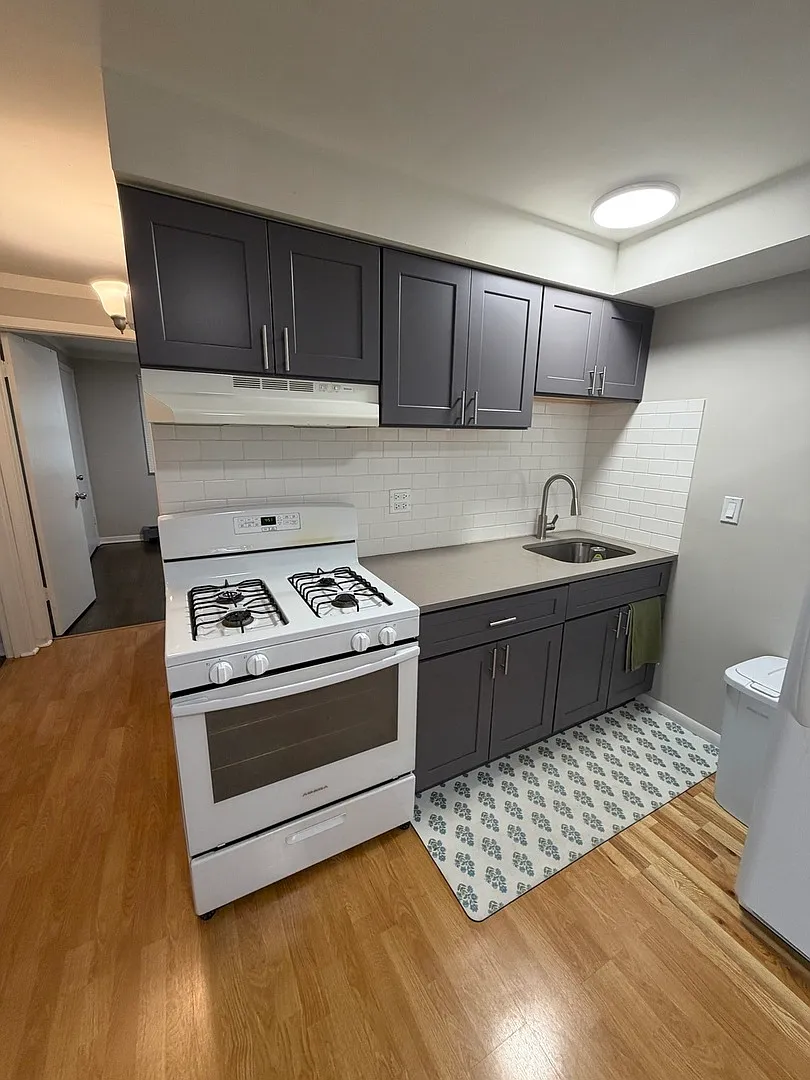 2 bed, 1.0 bath, 750 sqft, $1,800 — Photo 2