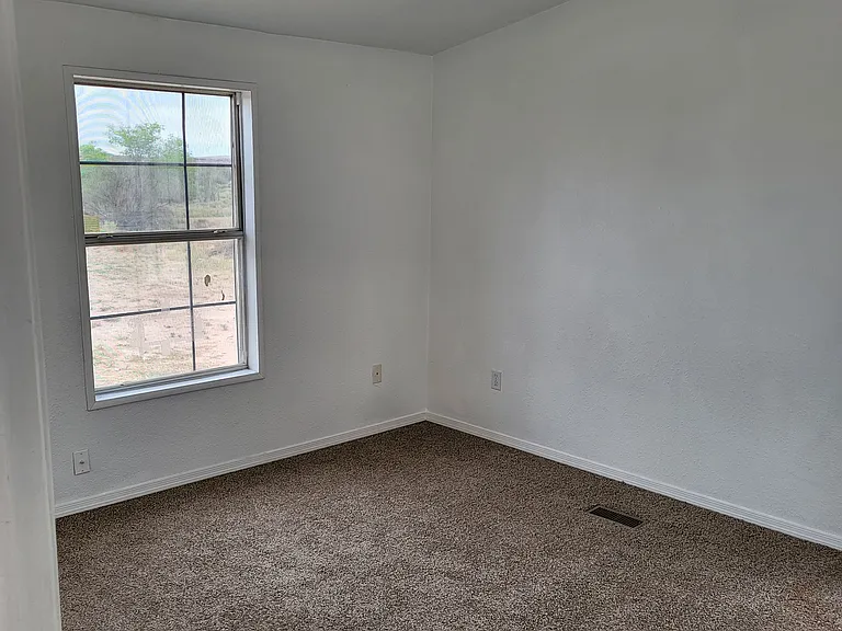 212 E Strayhand St — Photo 9
