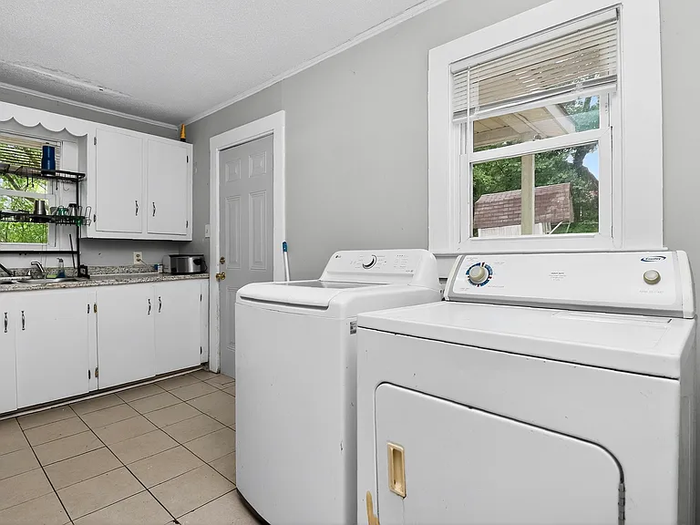 340 Clay St — Photo 23