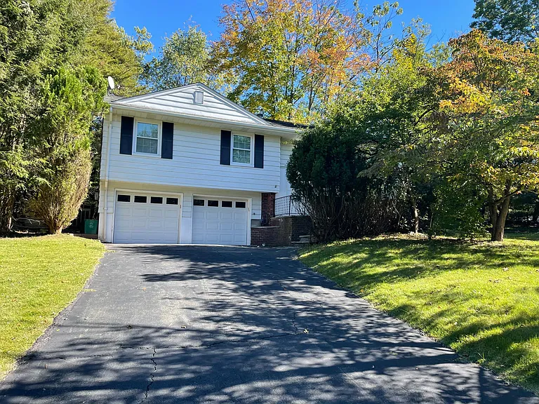 7 Castle Dr — Photo 2