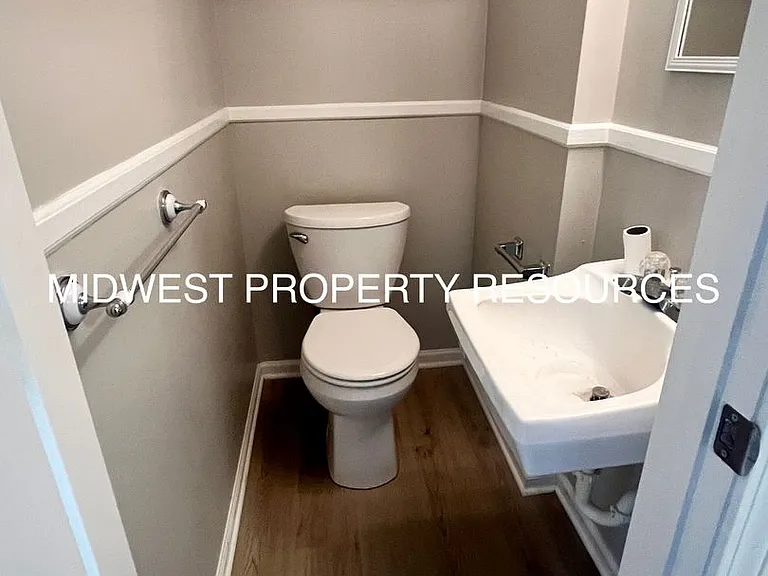 Stunning 2 Story townhome w/ outdoor Maintenance provided — Photo 7