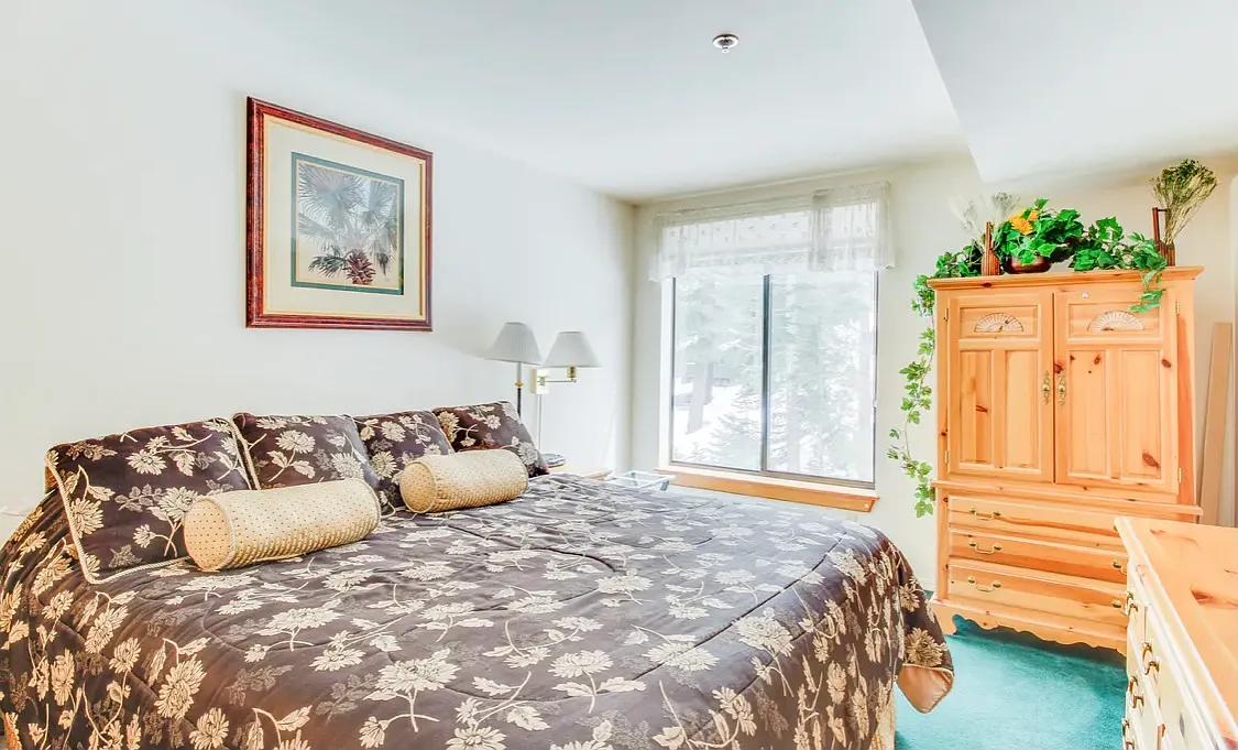 Downstairs king bedroom - 527 Lakeview Blvd #28