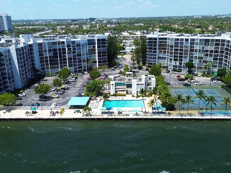 800 Parkview Dr #823 — Photo 4