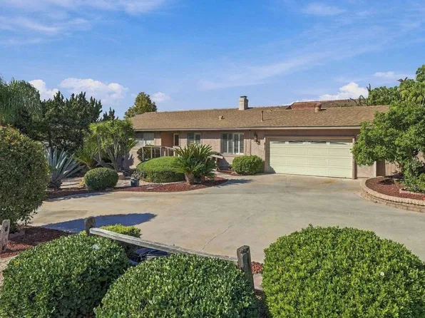 817 Crescent Dr, Vista, CA 92084