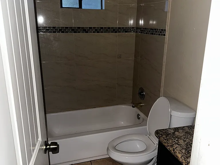 412 W Van Week St — Photo 32