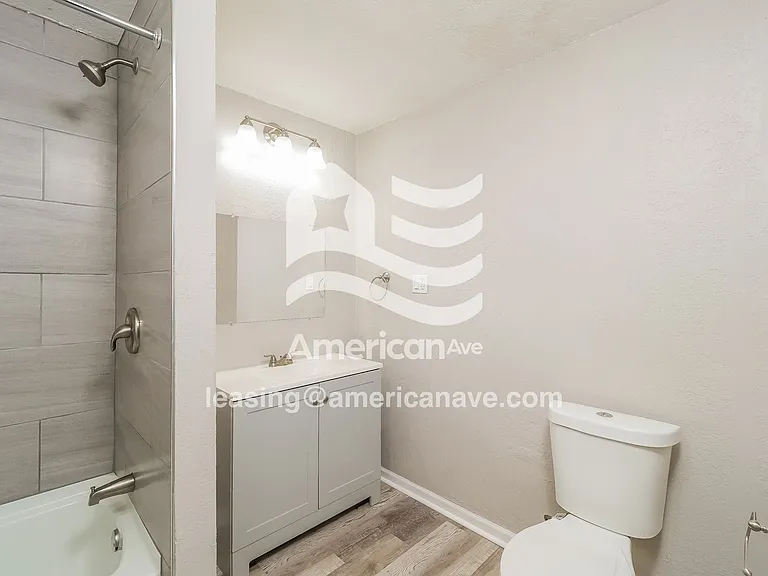 977685_009_wm_-_main_bathroom_13310418.jpg