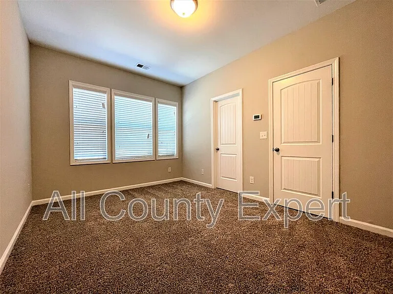 912 Rose Way — Photo 22