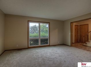 2921 Lynnwood Dr, Bellevue, NE 68123