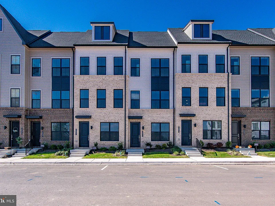 25035 Deselby Sq