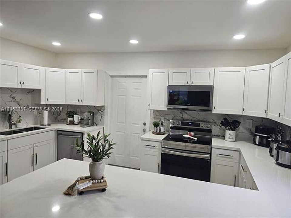 1st image of 75 SW 18th Ave #75
