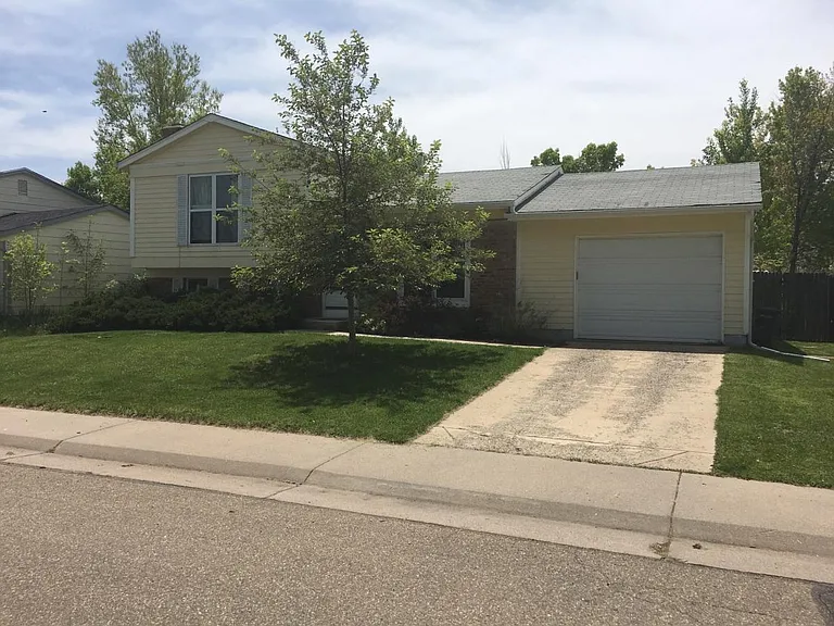 905 Acadia Ave — Photo 1