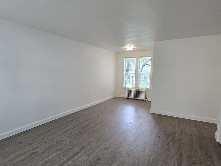 441 NE Winchester St — Photo 9