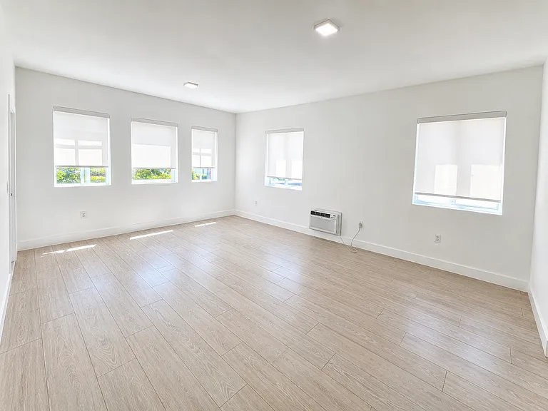 6918 Bay Dr — Photo 1