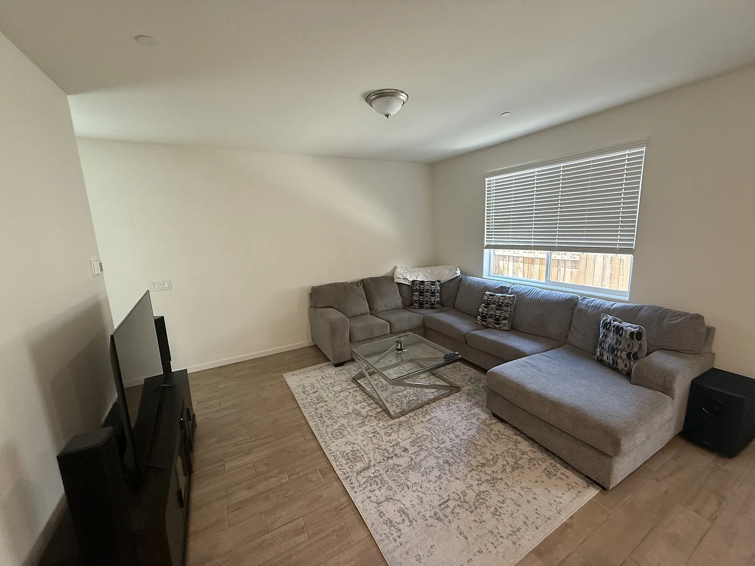 3 bed, 2.5 bath, 1412 sqft, $2,600 — Photo 3