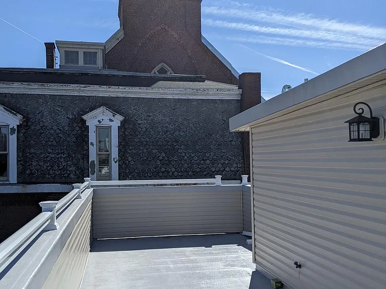 922 Catharine St — Photo 4