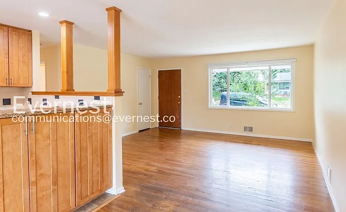 380 Martin Dr — Photo 5
