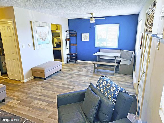 4th image of 424 Lark Ln Unit 201E