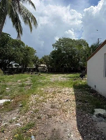 5 bed, 2.0 bath, 1572 sqft, $2,400 — Photo 3