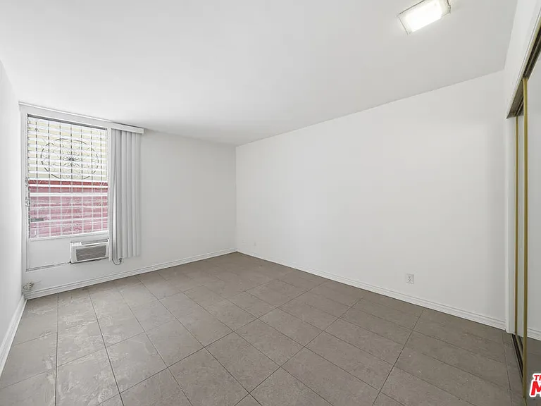 425 S Kenmore Ave #111 — Photo 6