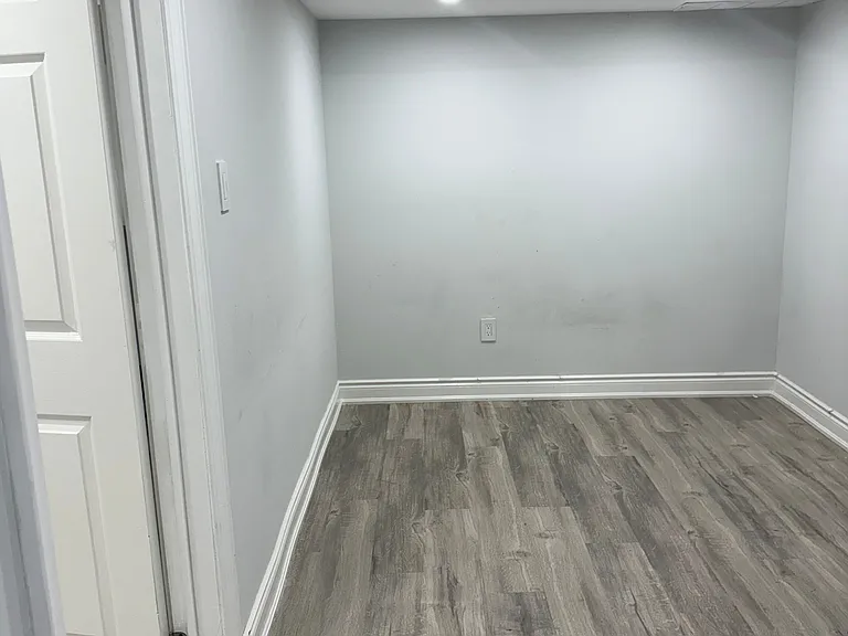 858 Khan Cres #BASEMENT — Photo 7