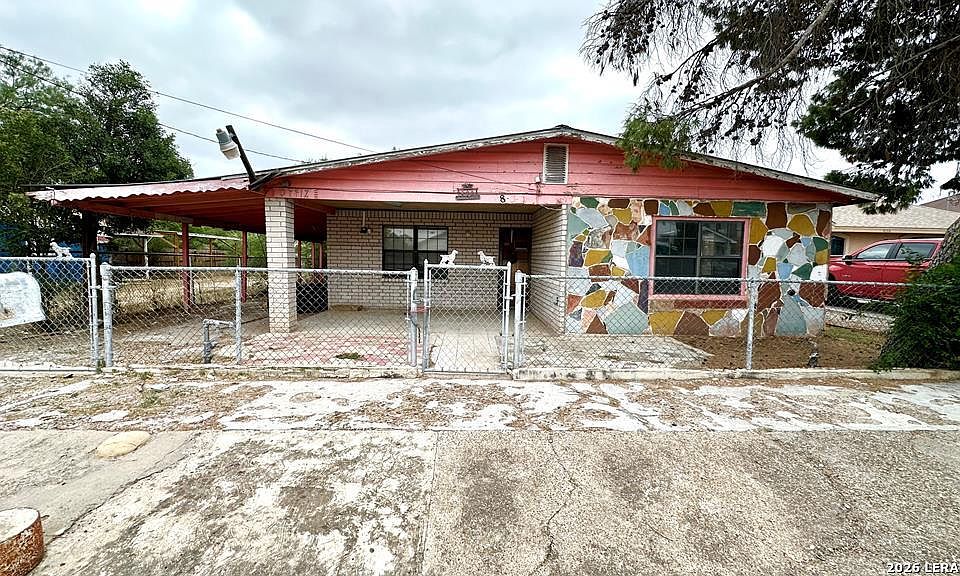 1st image of 838 Medina Street