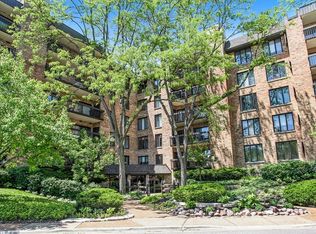1740 Mission Hills Rd APT 104, Northbrook, IL 60062