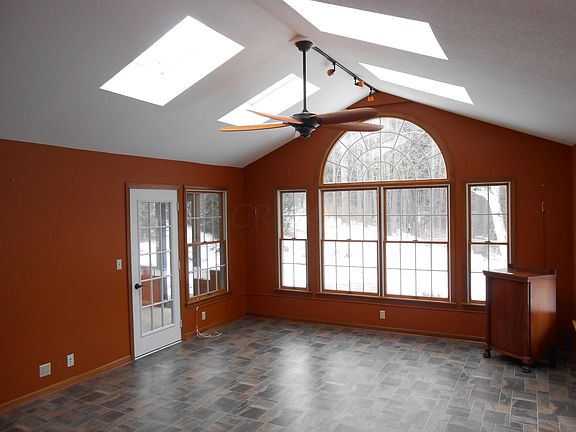 5th image of 368 Spruce Dr NE