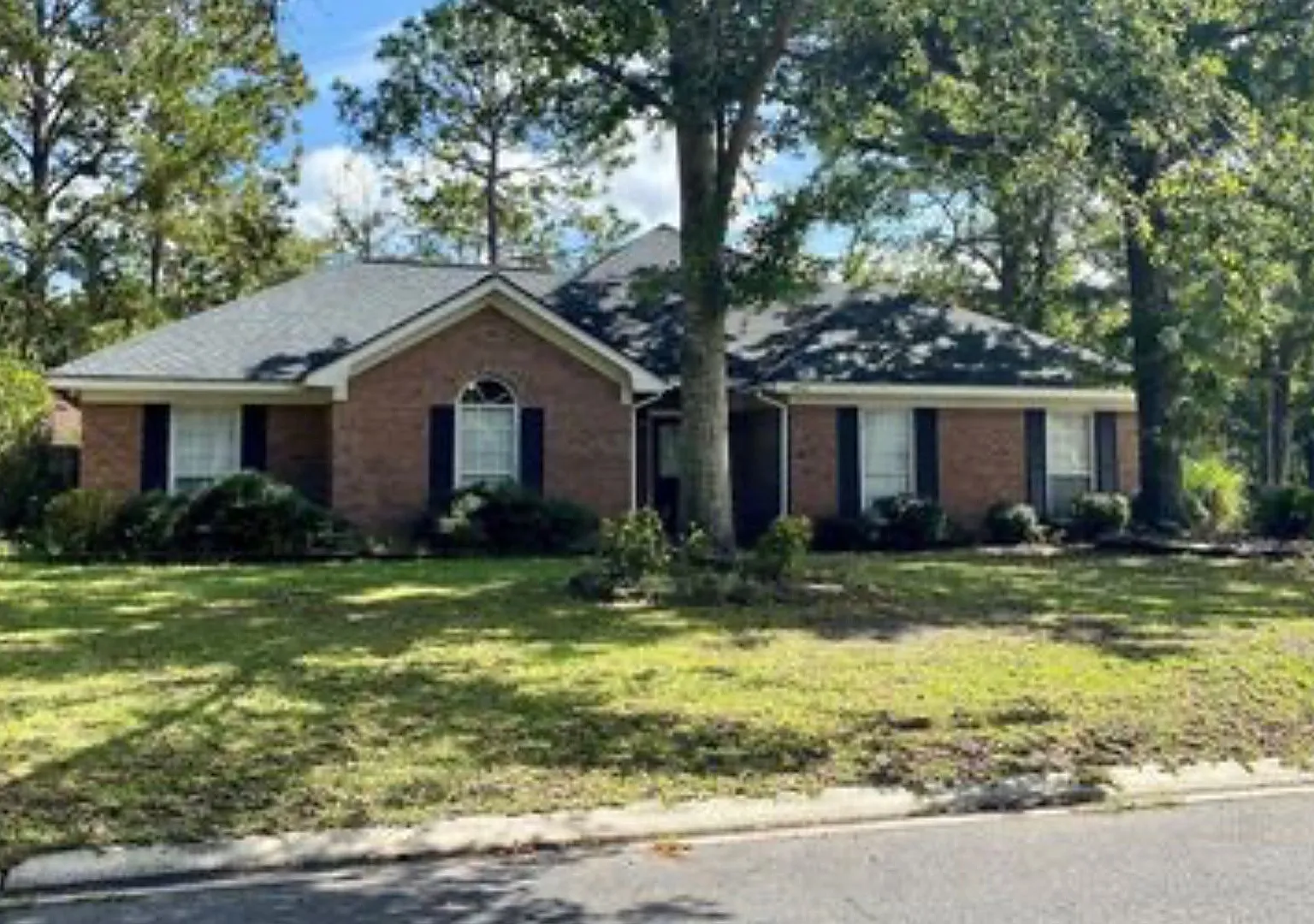 Charming 4-bedroom/2 bath brick home in Belle Meade neighborhood — Photo 1