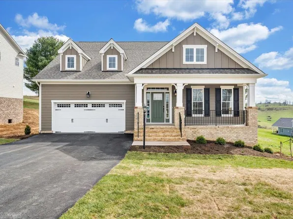 1027 Round Meadow Dr, Christiansburg, VA 24073