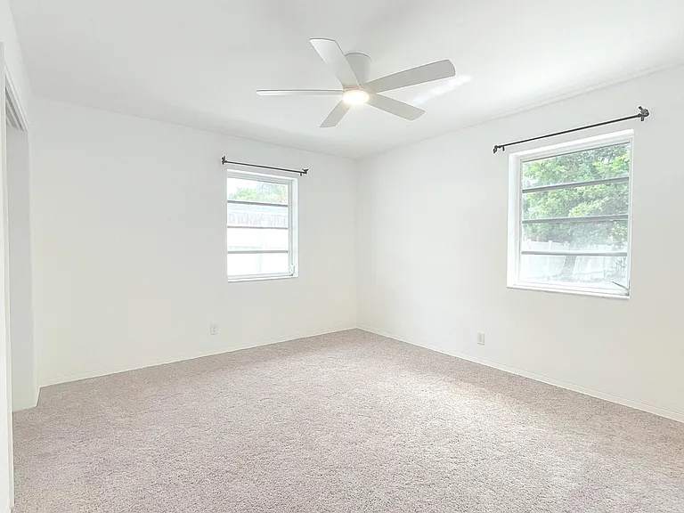 1250 NE 4th St — Photo 3