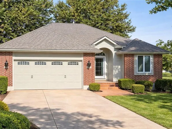 1012 NE Applewood St, Lees Summit, MO 64086