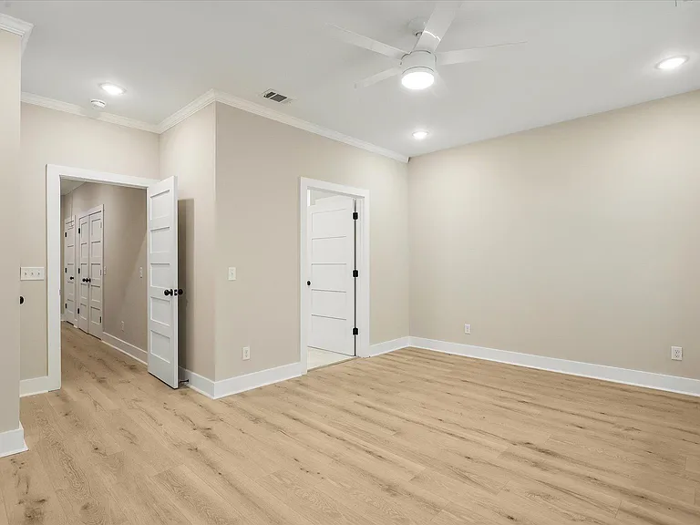658 E Henry St — Photo 27