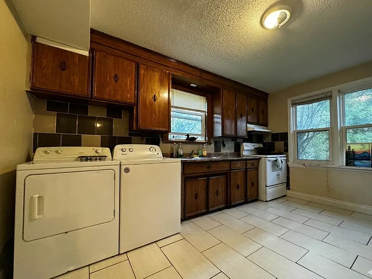 308 Hawthorn St #4 — Photo 8