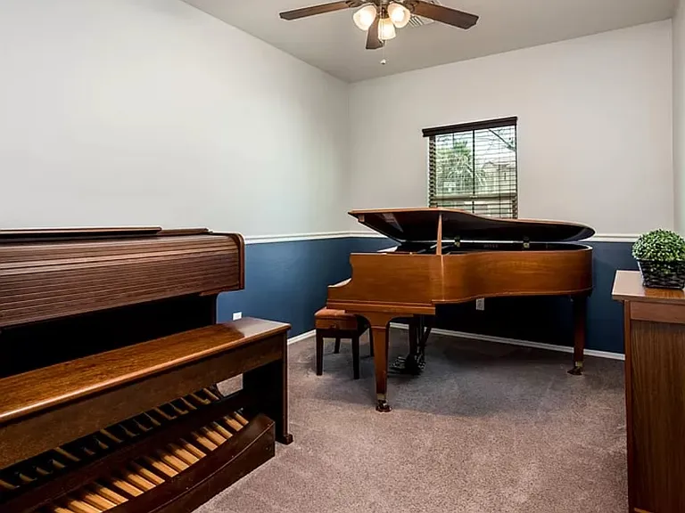 8904 S 58th Dr — Photo 4