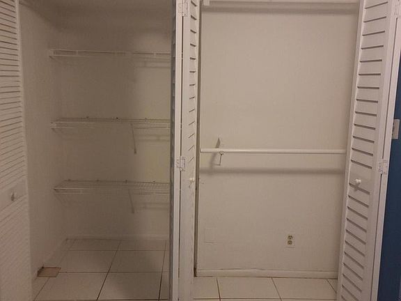 4th image of 2977 Riverside Dr