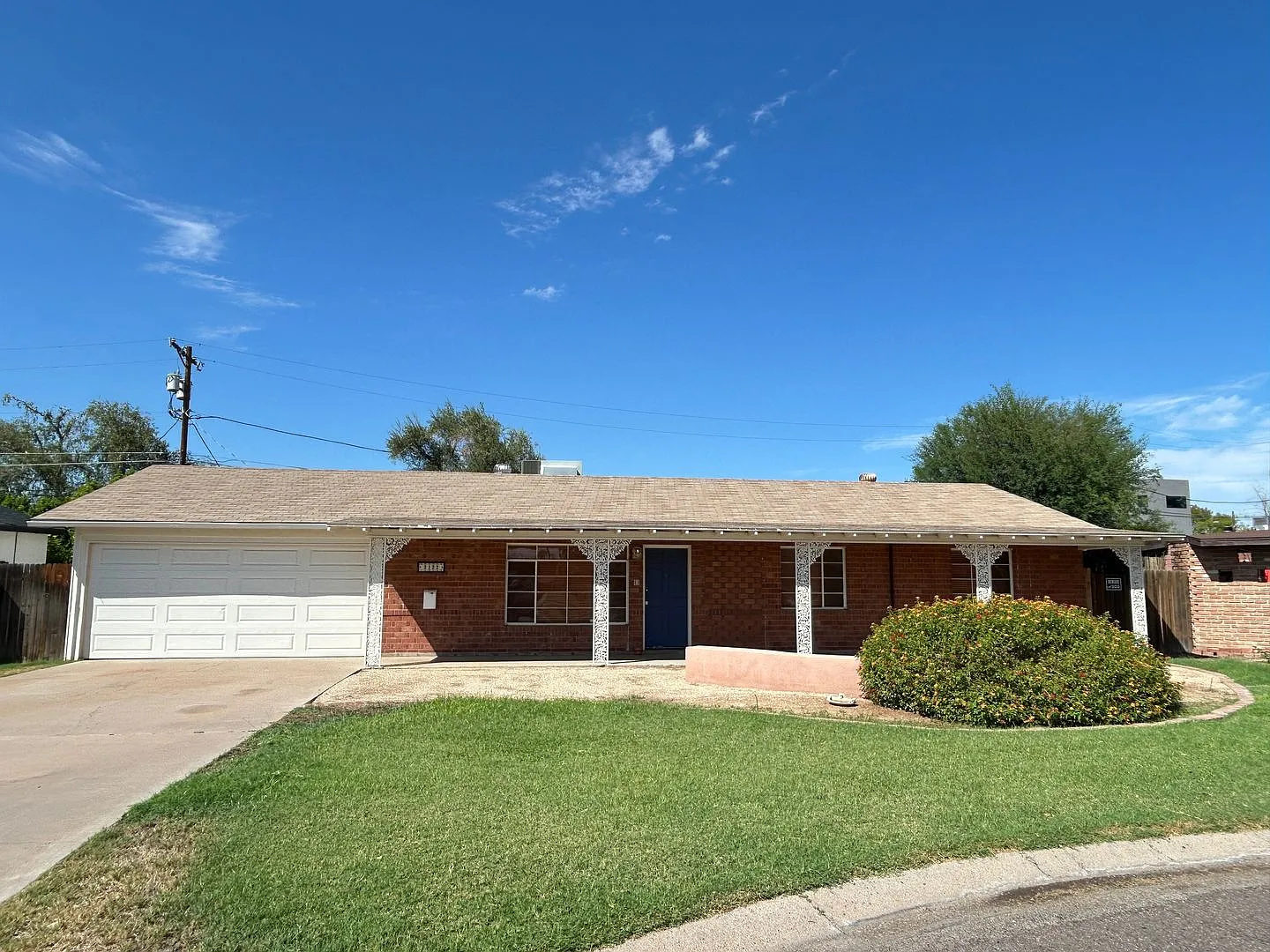 Beautiful Red Brick Home On A Large Cul-de-Sac Lot Near Camelback Road. — Photo 1
