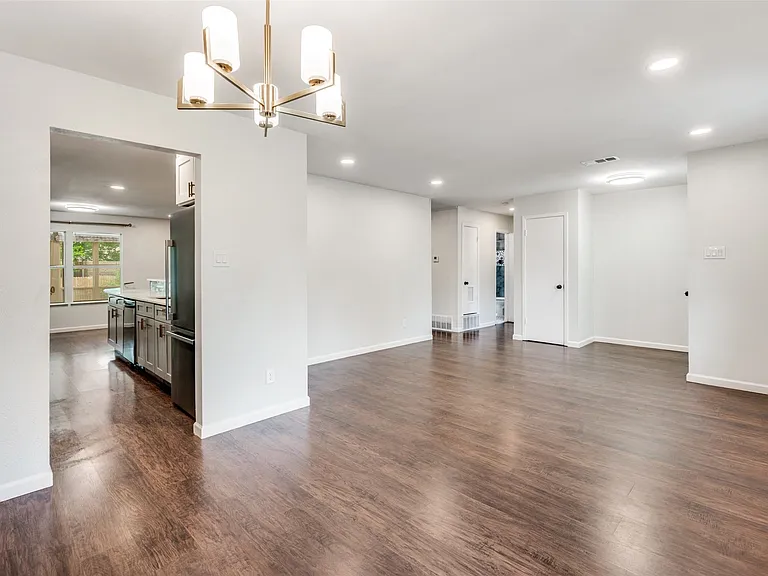 1318 E Windsor Dr — Photo 5