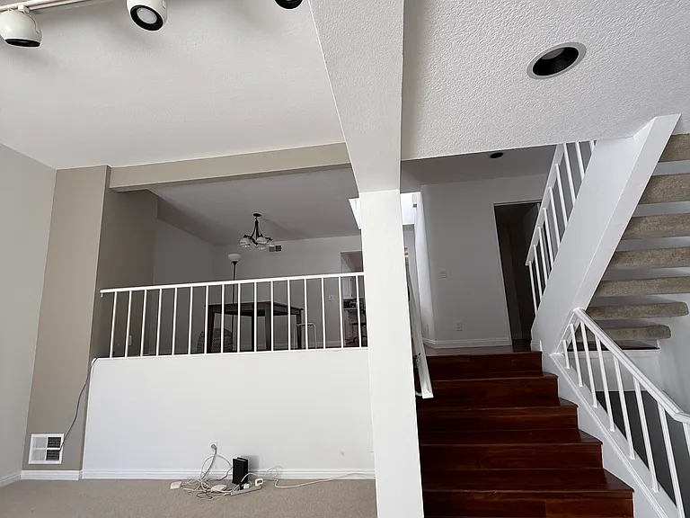 1492 Palisades Dr — Photo 2