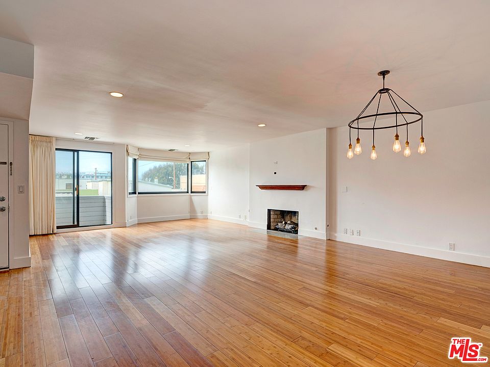 1st image of 18 N Venice Blvd APT D