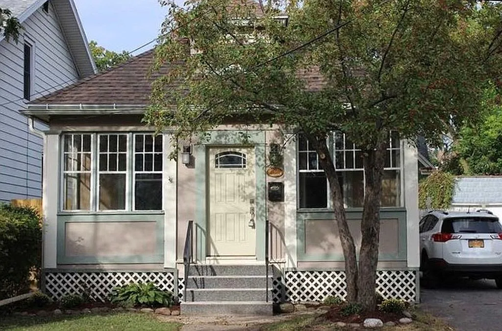 27 Albion Ave photo 1