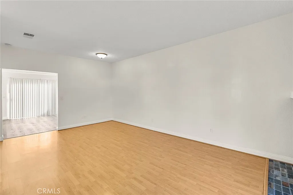 3 bed, 2.5 bath, 1384 sqft, $4,000 — Photo 2