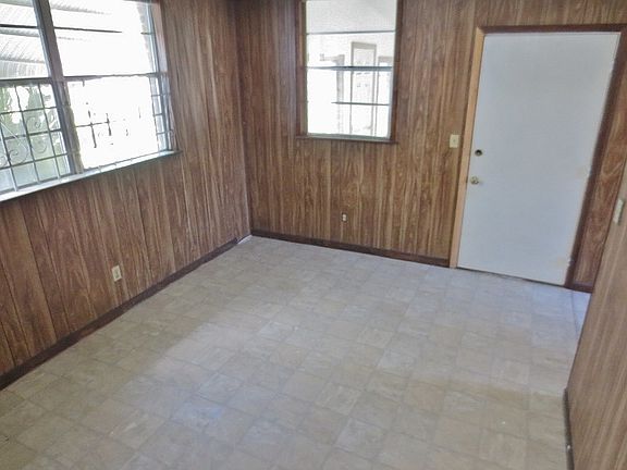 4th image of 555 SE Brown St