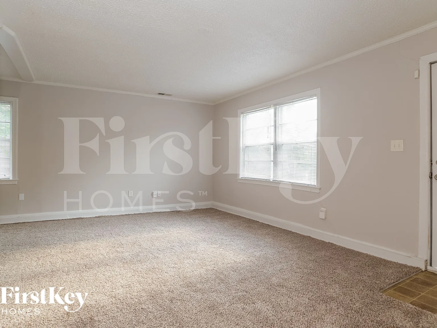 3 bed, 1.0 bath, 884 sqft, $1,370 — Photo 3
