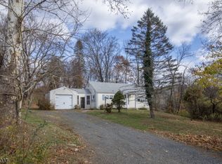 10 Maple St, Peapack Gladstone Boro, NJ 07934