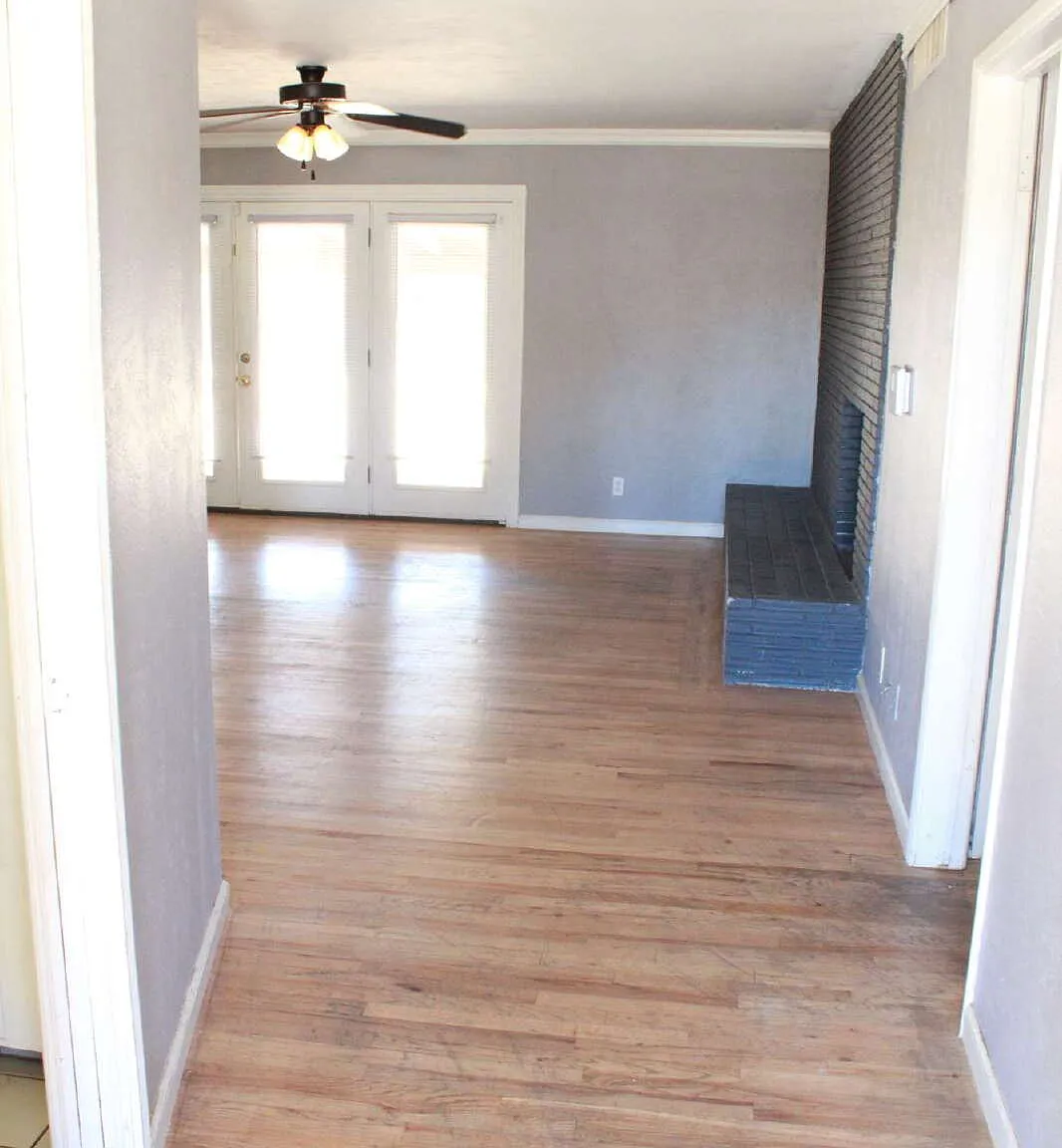3 bed, 1.0 bath, 1847 sqft, $2,195 — Photo 2