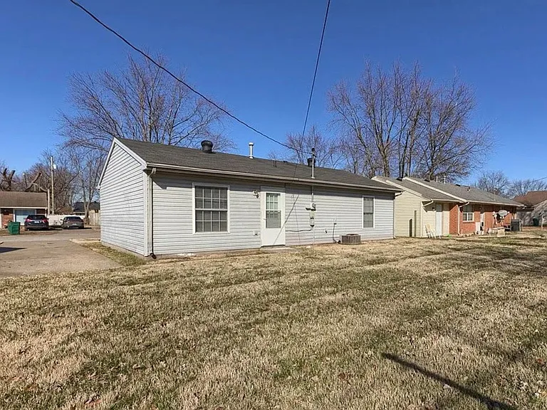 2228 Berkshire Dr — Photo 10