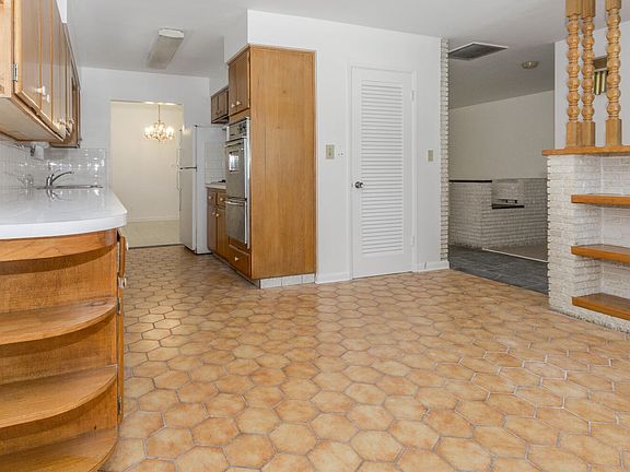 5th image of 329 Bayberry Drive